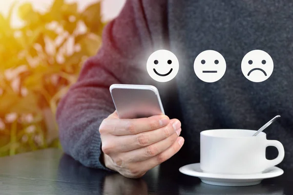 Geschäftsmann drückt glückliche Ikone, Kundenservice-Bewertungskonzept — Stockbild Geschäftsmann Drückt Glückliche Ikone Kundenservice Bewertungskonzept — Stockfoto