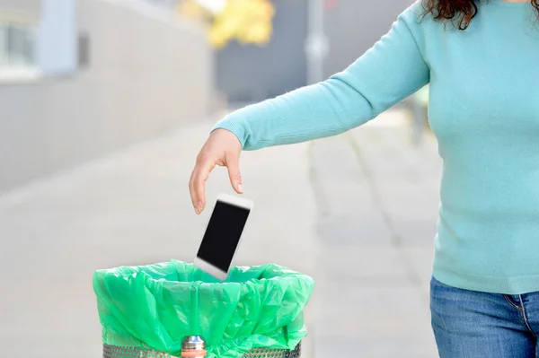 Kobieta Wyrzuca Zepsuty Telefon Kosza Śmieci Ulicy — Zdjęcie stockowe