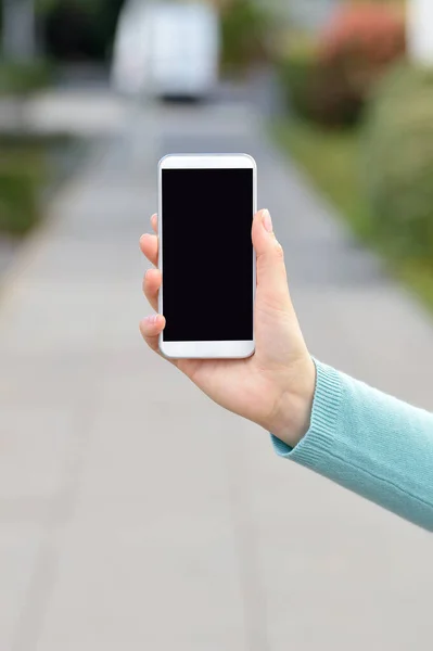 Beskär Skott Oigenkännlig Ung Kvinna Med Hjälp Smartphone Utanför — Stockfoto