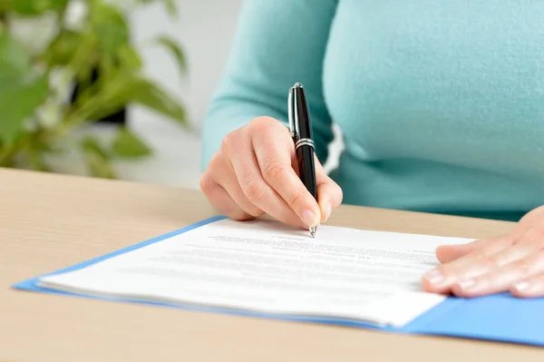 Fotografía Recortada Una Mujer Negocios Firmando Contrato Escritorio Oficina —  Fotos de Stock