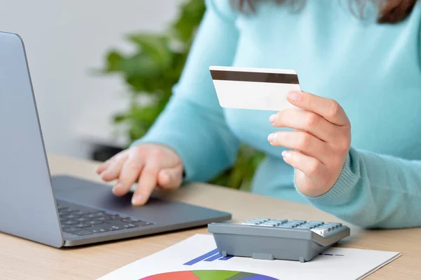 Businesswoman Buying Online Credit Card Office — Stock Photo, Image