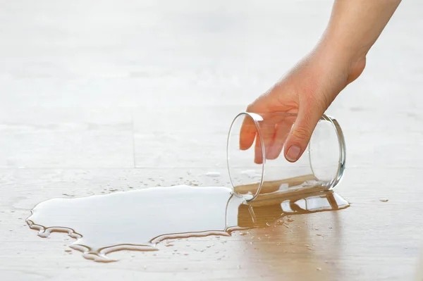 Sluiten Van Een Hand Met Een Glas Water Uit Een — Stockfoto