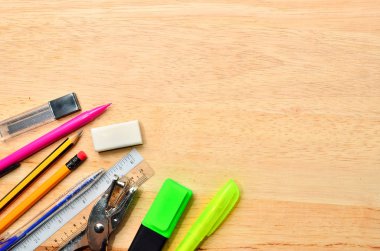 Ahşap arka plan üzerinde çeşitli okul öğeleri ürün yelpazesine