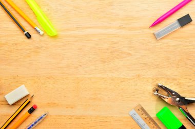 Ahşap arka plan üzerinde çeşitli okul öğeleri ürün yelpazesine