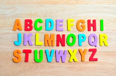 Ahşap arka plan üzerinde ABC alfabe