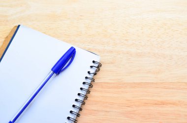 ofis ahşap masa üstünde kalem ile boş bir not defteri