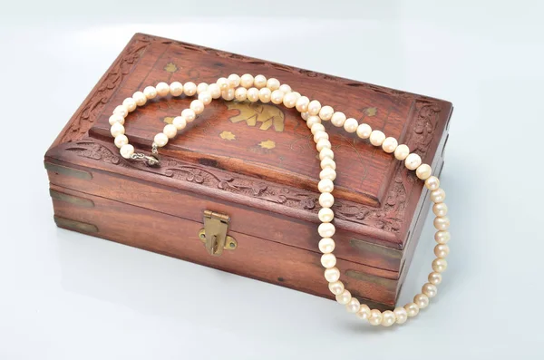 Small Wooden Chest White Pearl Necklace — Stock Photo, Image