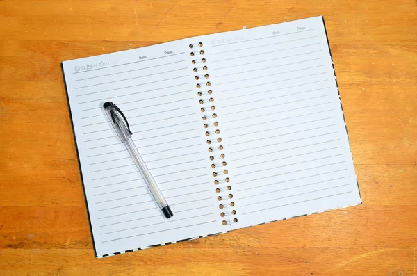 空白记事本与办公室木制的桌子上的钢笔 — 图库照片