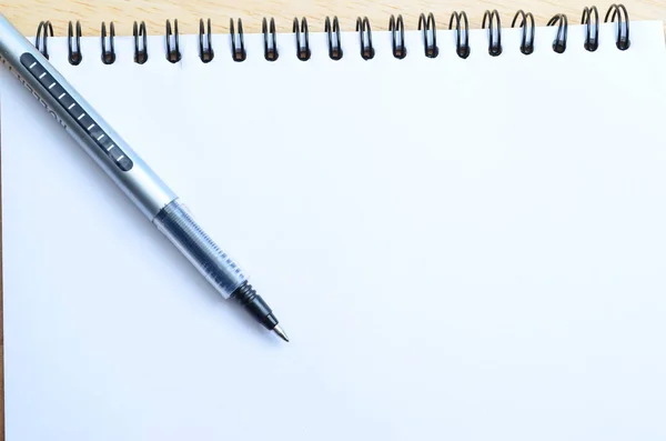 空白记事本与办公室木制的桌子上的钢笔 — 图库照片