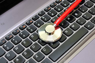 Bilgisayar klavyesinde steteskop