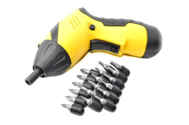 Beyaz arka plan üzerinde izole şarj edilebilir elektrikli matkap tornavida