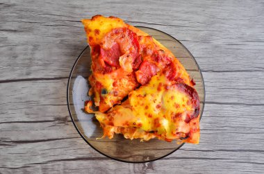 Peynirli pizza ahşap arka plan üzerinde