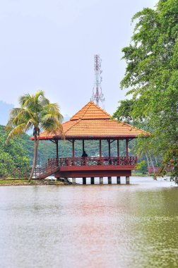 Göl kıyısında ahşap bir çardak.