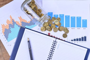 Grafikler, çizelgeler, defter, kalem ve paralar. İş kavramı