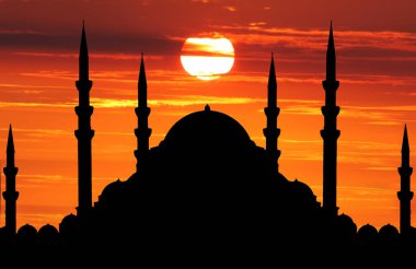 Güneş battığında Camii silüeti
