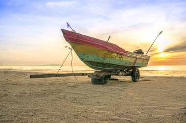 Gün doğumunda balıkçı teknesi
