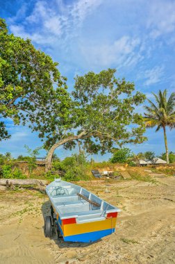 Balıkçı tekneleri sahilde