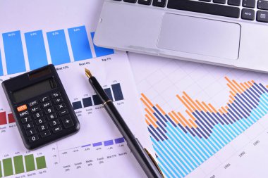 Grafikler, tablolar, iş masası. İş adamlarının işyeri.