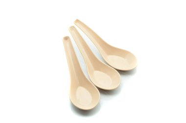 Kahverengi Çin Çin çorba kaşığı beyaz bir arka plan üzerinde