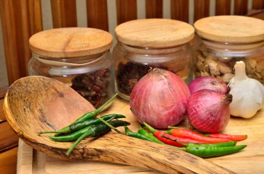 Pişirme malzemeleri. Baharat ve otlar ile soğan ve sarımsak ahşap tahta üzerinde