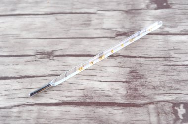 eski püskü kurulların masada tıbbi termometre