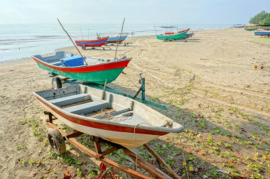 Balıkçı tekneleri sahilde