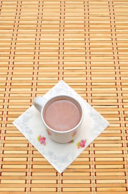 Sıcak çikolata bambu hasır üzerinde beyaz cam