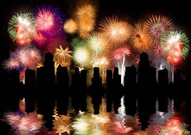 renkli havai fişek. Fireworks, estetik ve eğlence amaçlı kullanılan patlayıcı piroteknik aygıtların sınıfıdır. düşük ışık, yumuşak odak, sığ dof dolayı görünür gürültü, hafif hareket bulanıklığı