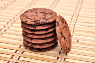 Bambu hasır üzerinde çikolatalı kurabiye