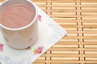 Sıcak çikolata bambu hasır üzerinde beyaz cam