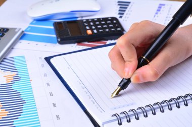 Klavye ve fare ile grafik, grafik üzerinde ahşap masa el