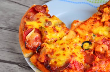 Peynirli pizza ahşap arka plan üzerinde