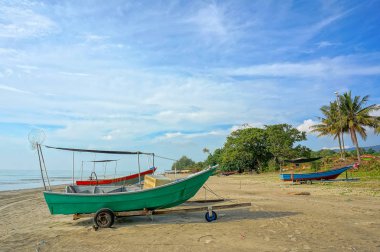 Balıkçı tekneleri sahilde