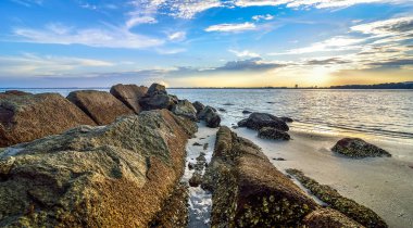 Plaja yakın günbatımı an.