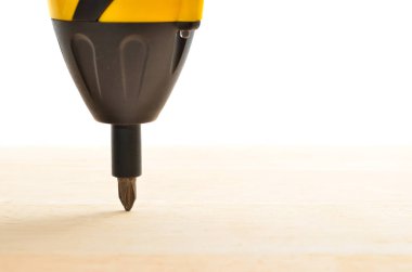 tahtaya bir tornavida ile vidalı bir vida