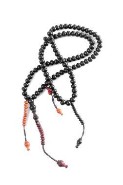 Beyaz arka planda ahşap tespih