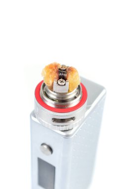 Beyaz arka plan üzerinde izole vape bobinler kirli pamuk