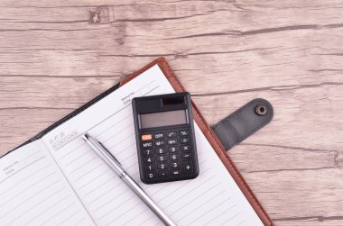 Metin veya ileti, kalem ve ahşap masa hesap makinesi için boş alan ile notepad açıldı