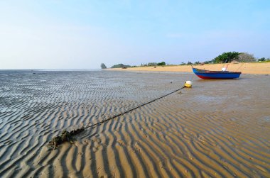 Sabahları sahilde bir balıkçı teknesi