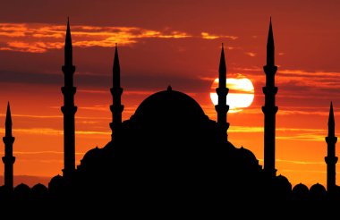 Güneş battığında Camii silüeti