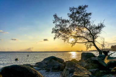 Plaja yakın günbatımı an