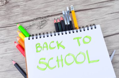 Beyaz arka planda ofis ve öğrenci kıyafetleri fotoğrafı - okula dönüş konsepti