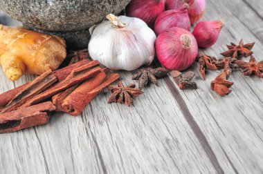 Harç, ahşap arka plan üzerinde Yıldız anason, tarçın, zencefil