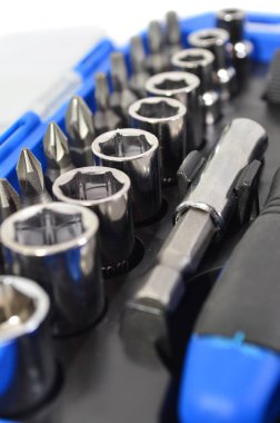 Beyaz arka plan üzerinde mekanik araçlar ayarlamak tornavida