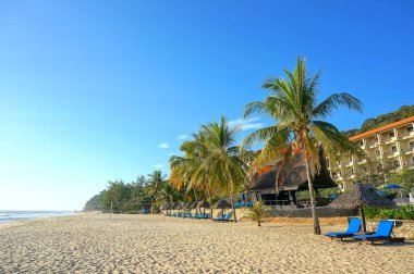 Ahşap salon / şezlong ve şemsiye paradise üzerinde beach okyanus, mavi gökyüzüne bakan