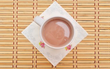 Sıcak çikolata bambu hasır üzerinde beyaz cam