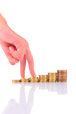 beyaz zemin üzerinde sikke yığını üzerinde yürüyen parmaklar. büyüme kavramı