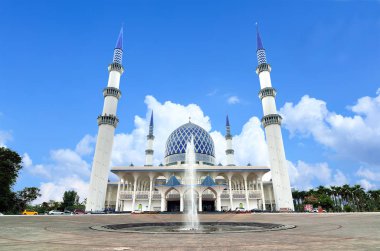 Sultan Salahuddin Abdul Aziz Shah Camii, Sultanahmet Camii olarak da bilinir, Selangor, Malezya devlet camiidir. Shah Alam içinde bulunur ve Malezya'nın en büyük Camisi.