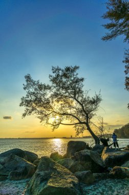 Plaja yakın günbatımı an