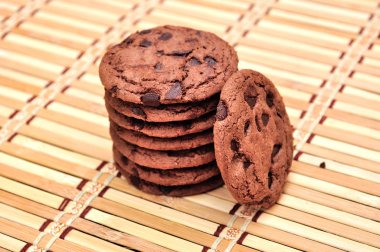 Bambu hasır üzerinde çikolatalı kurabiye